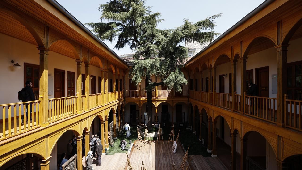 Fatih Sultan Mehmet'in İstanbul'a yadigarı Ayasofya Medresesi - Resim: 1