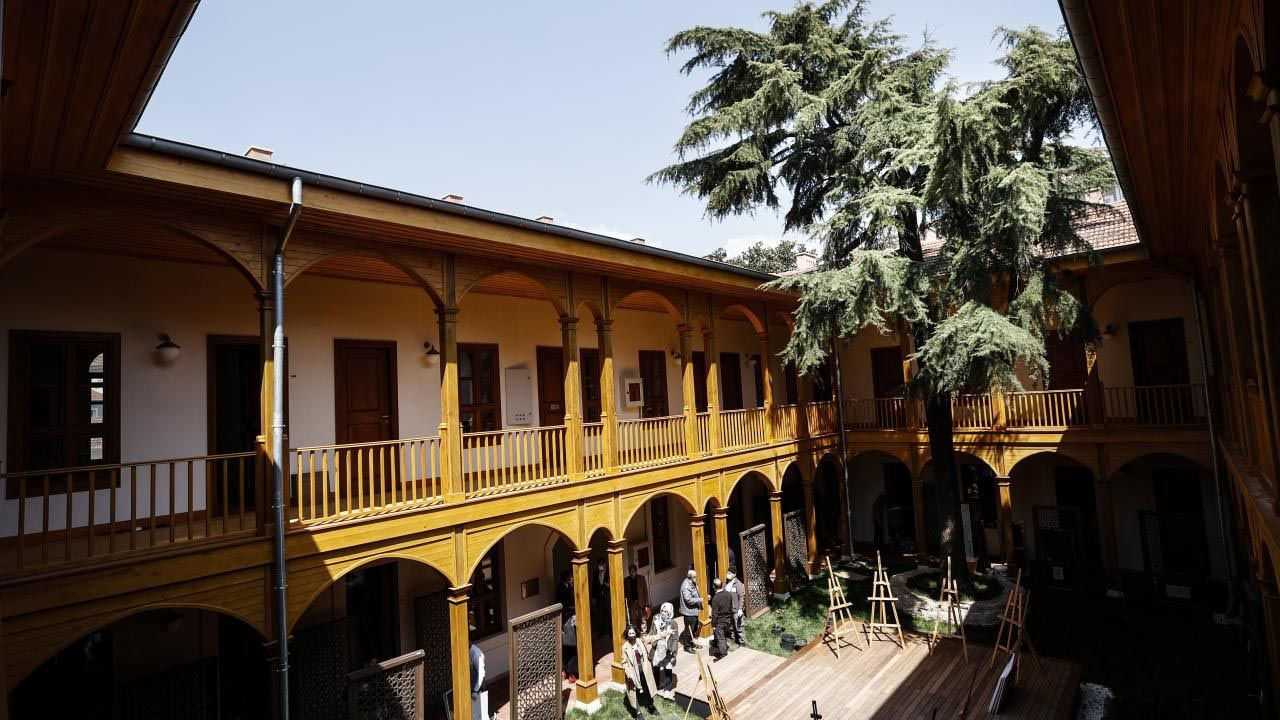 Fatih Sultan Mehmet'in İstanbul'a yadigarı Ayasofya Medresesi - Resim: 2