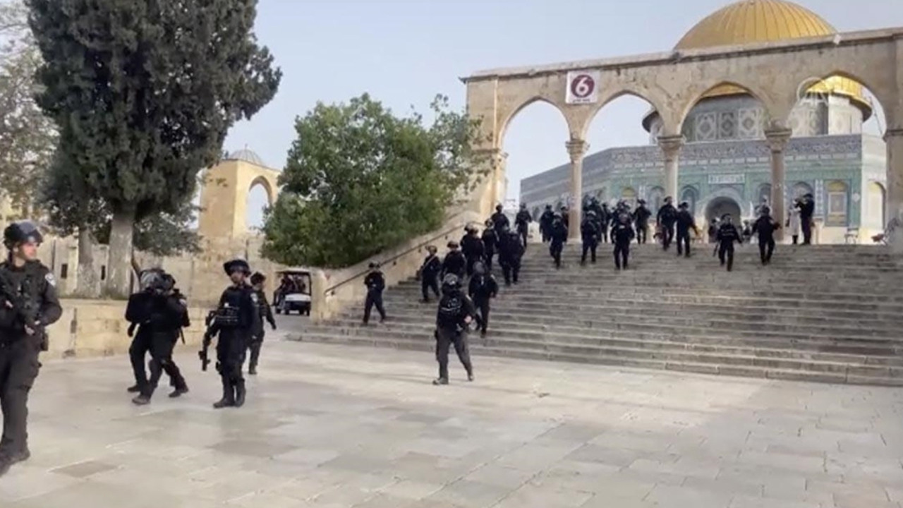 İsrail polisi Mescid-i Aksa'yı bastı