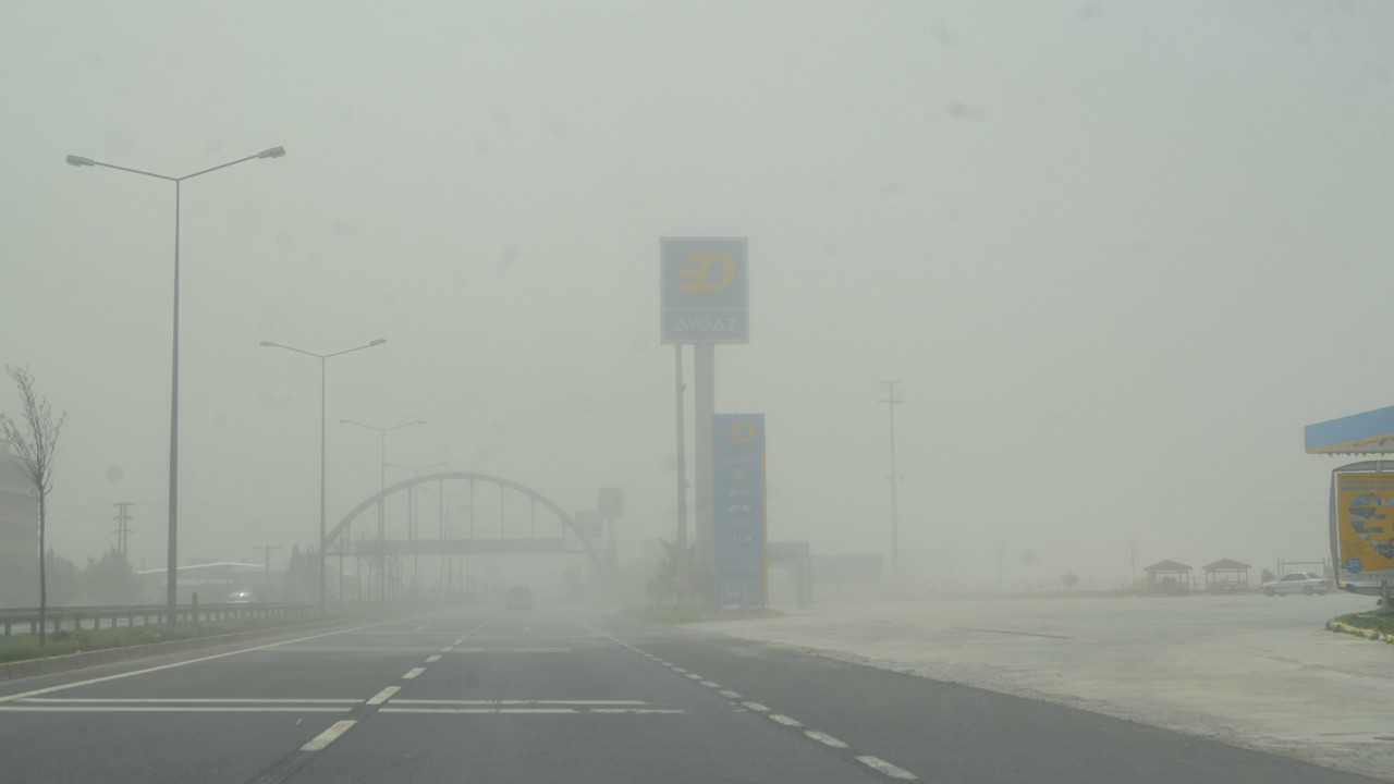 Aksaray - Adana yolunda kum fırtınası! Yol ulaşıma kapandı
