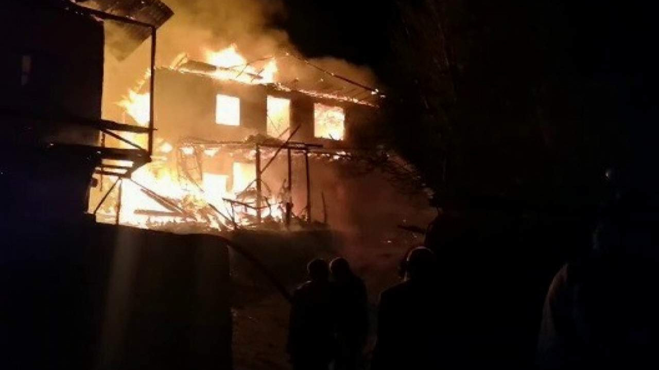 4  ev yanarak kül oldu, alevler geceyi aydınlattı