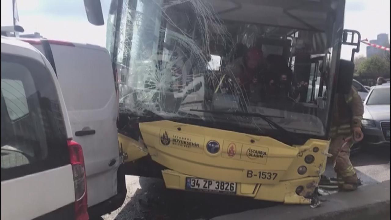 İstanbul'da zincirleme kaza! İETT otobüsü 6 araca çarptı - Resim: 3