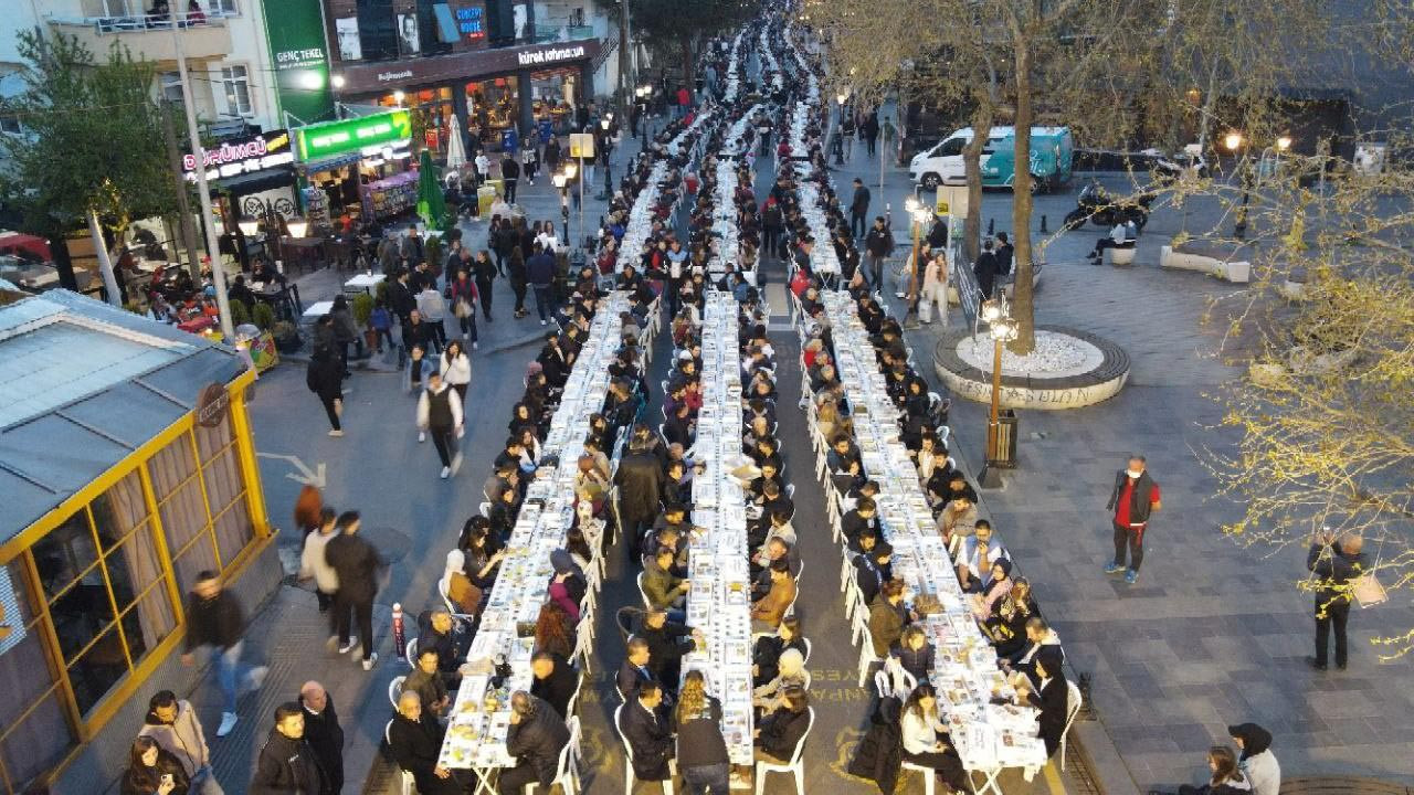 Cadde trafiğe kapatıldı, Türkiye'nin en uzun iftar masası kuruldu!