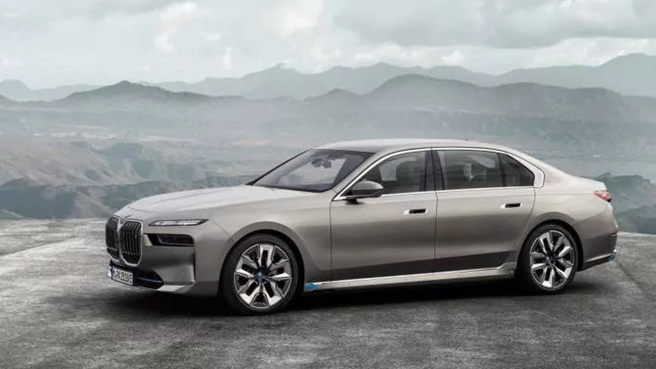 Tamamen elektrikli BMW i7 sedan tanıtıldı