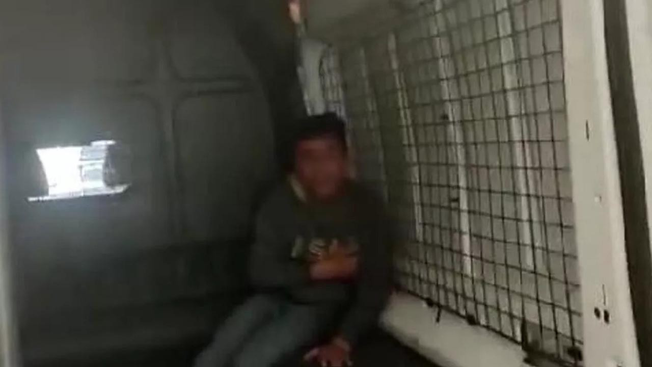 Rezalet! Zabıta aracına kilitlenen çocuk sıcaktan fenalık geçirdi