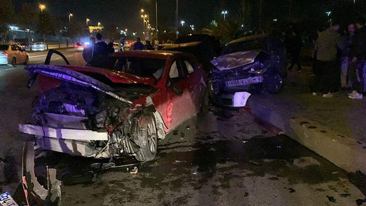 İstanbul'da aşırı hız felaketle bitti; 4 aracı hurdaya döndü, yaralılar var
