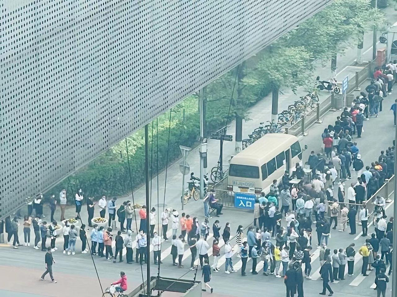 Çin'de koronavirüs paniği! Halk marketleri talan etti - Resim: 2