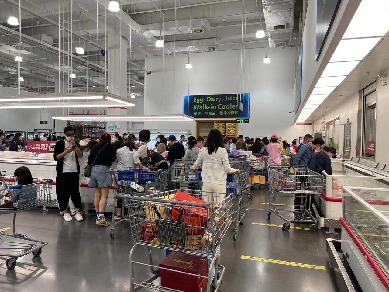 Çin'de koronavirüs paniği! Halk marketleri talan etti - Resim: 3