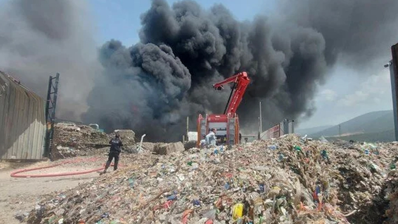 İzmir'de geri dönüşüm fabrikasında korkutan yangın