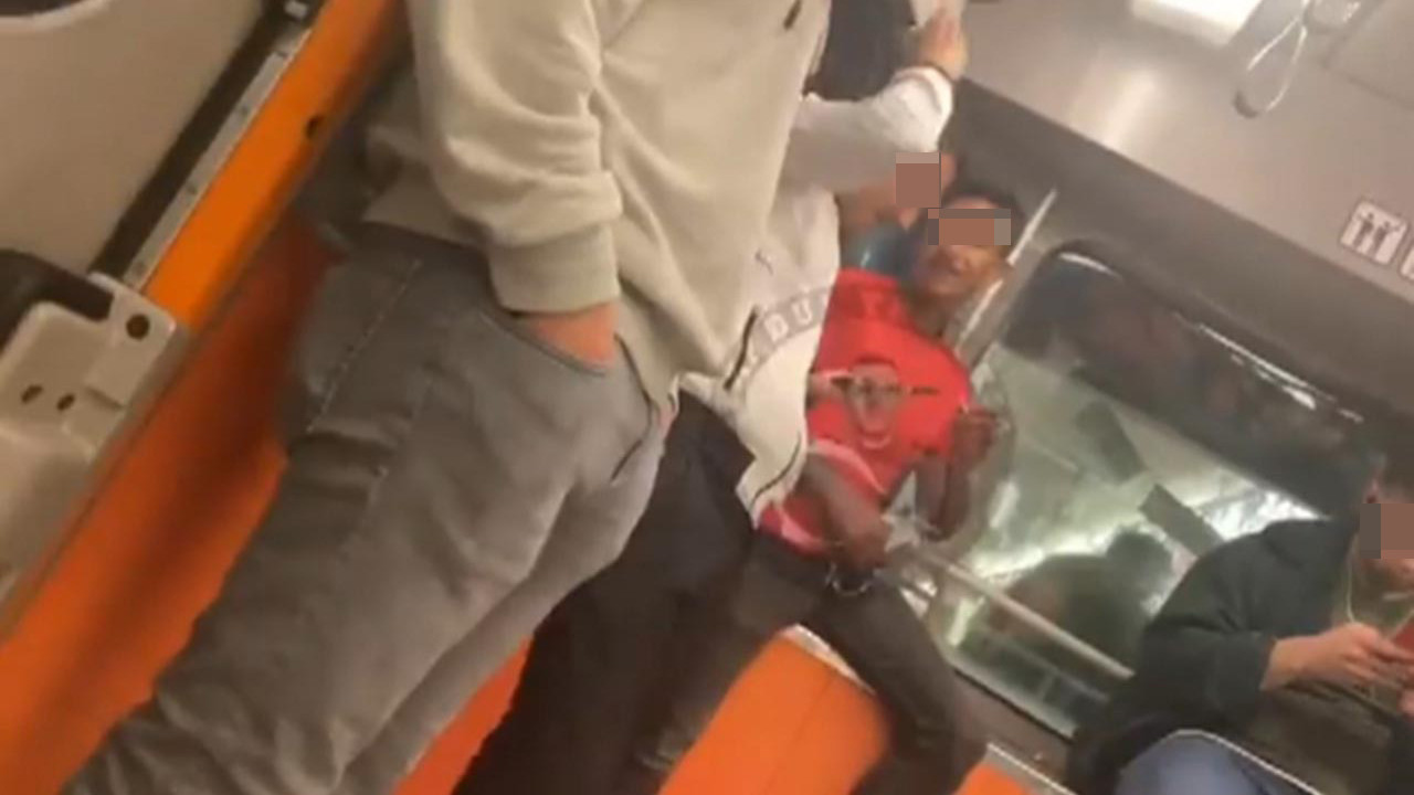 İstanbul Metrosu'nda skandal görüntüler! Sigaralarını yakıp alay ettiler
