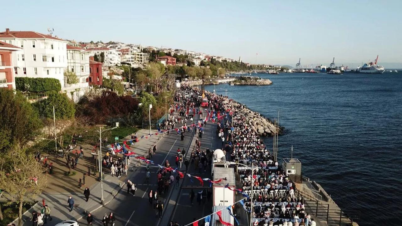 İstanbul Boğazı'nda 80 bin kişilik iftar