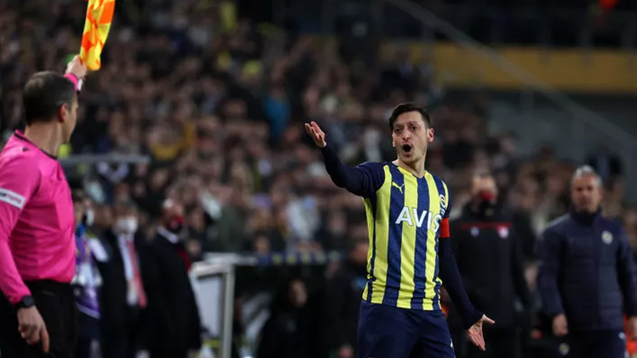 Fenerbahçe'de Mesut Özil'le ilgili yeni gelişme: Kalacak mı gidecek mi?