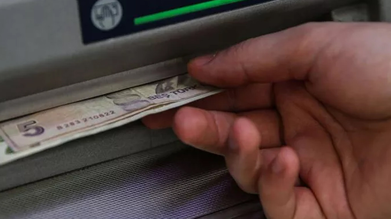Banka ATM’sindeki yazılım açığı: 142 bin TL çektiler!
