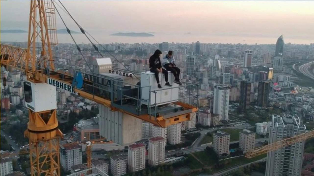 İstanbul'da adrenalin tutkunu 2 gençten nefes kesen 200 metre yükseklikte iftar