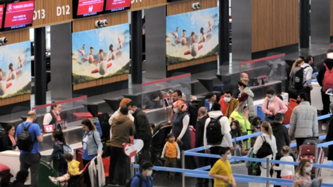 Tam 198 bin 332 yolcu... İstanbul Havalimanı'nda bayram tatili yoğunluğu