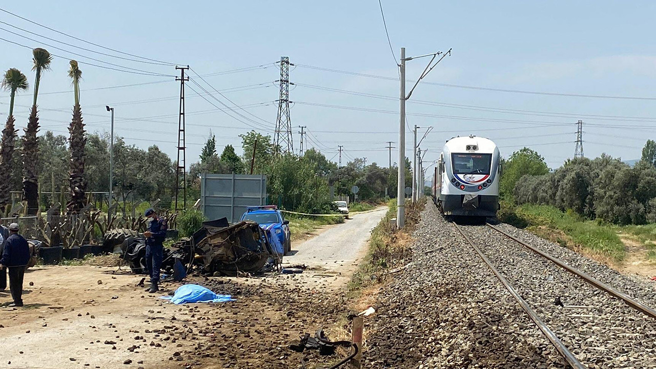 Yolcu treni traktörü biçti: 1 ölü