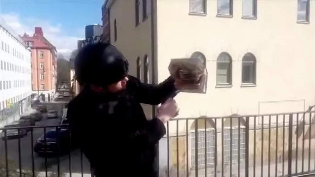 Polisin gözü önünde Kur'an-ı Kerim yaktı