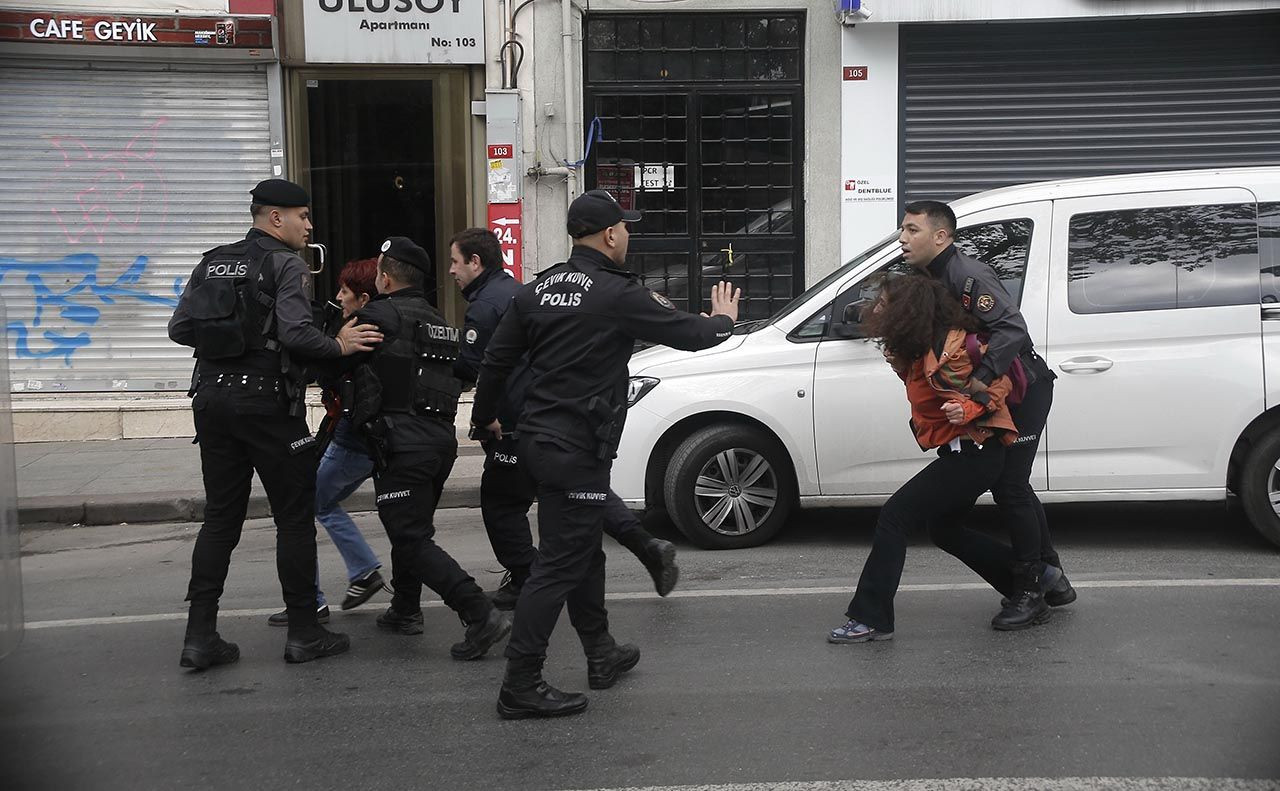 Taksim'de 1 Mayıs hareketliliği! Gözaltılar var - Resim: 1
