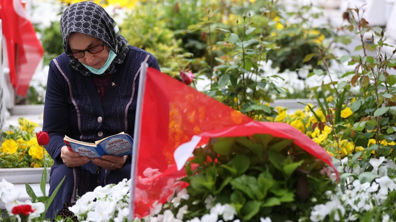 En buruk bayram... Şehitliklerde gözyaşları dualara karıştı - Resim: 1
