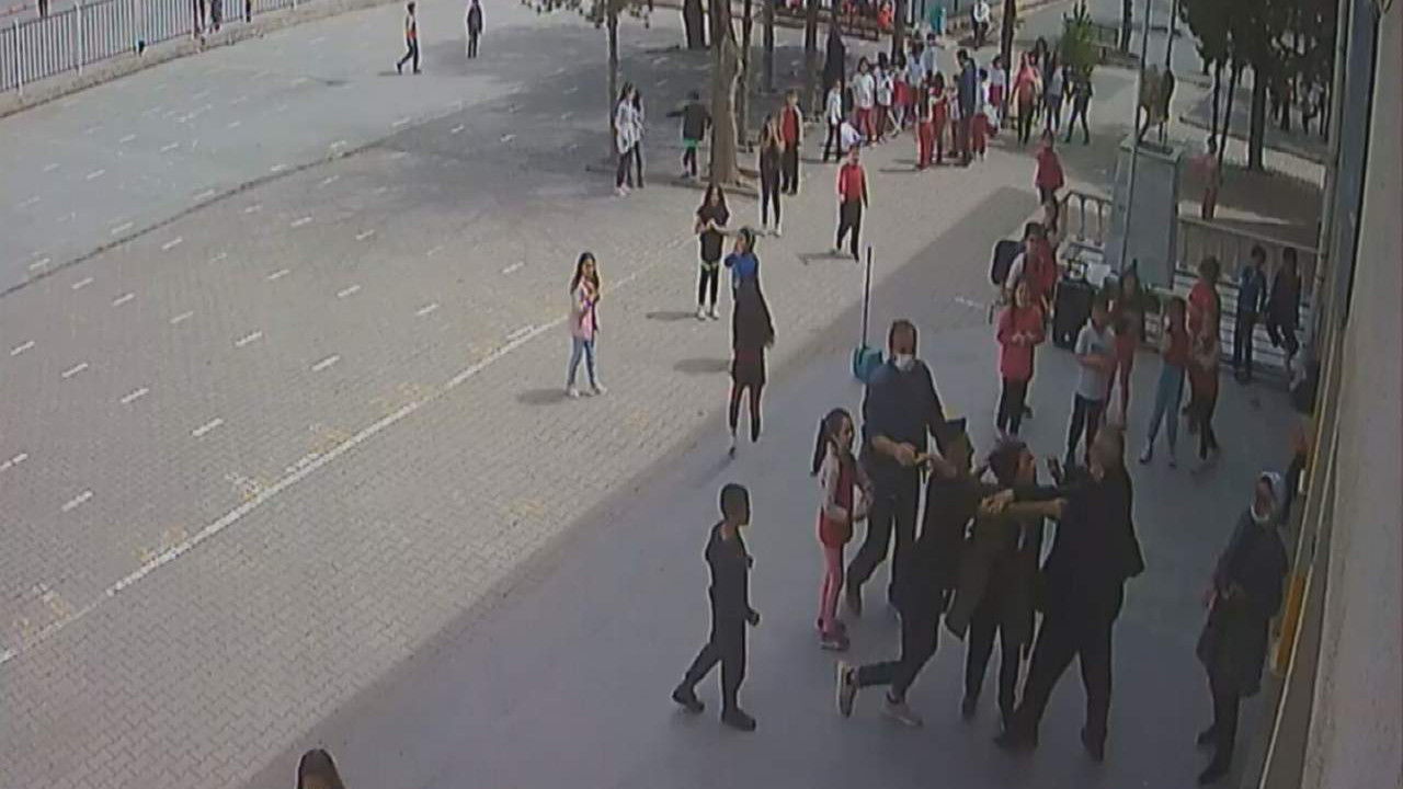 Öğretmene öğrencilerin önünde şiddet kamerada
