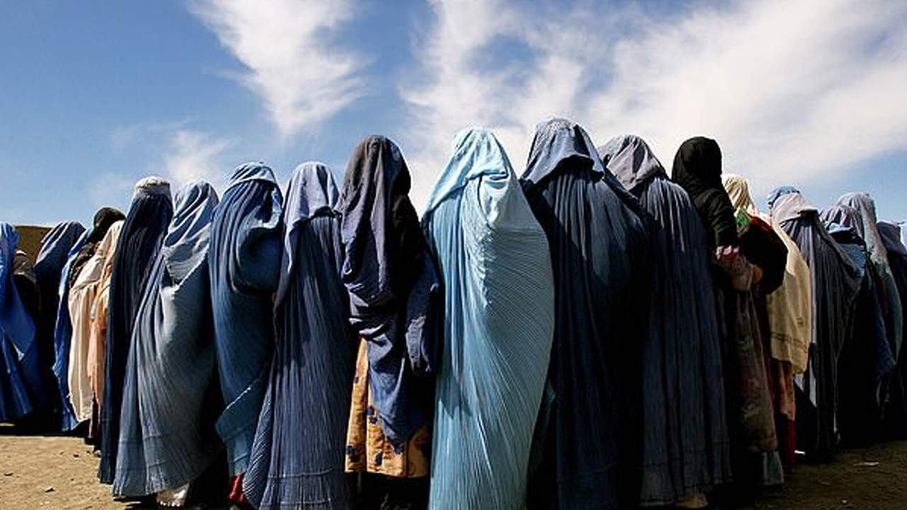 Taliban yönetiminden burka kararı