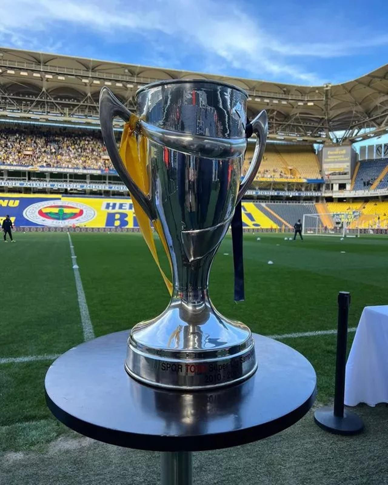 Fenerbahçe - Trabzonspor gerilimi tırmanıyor: Olay pankart ve kupa göndermesi - Resim: 3