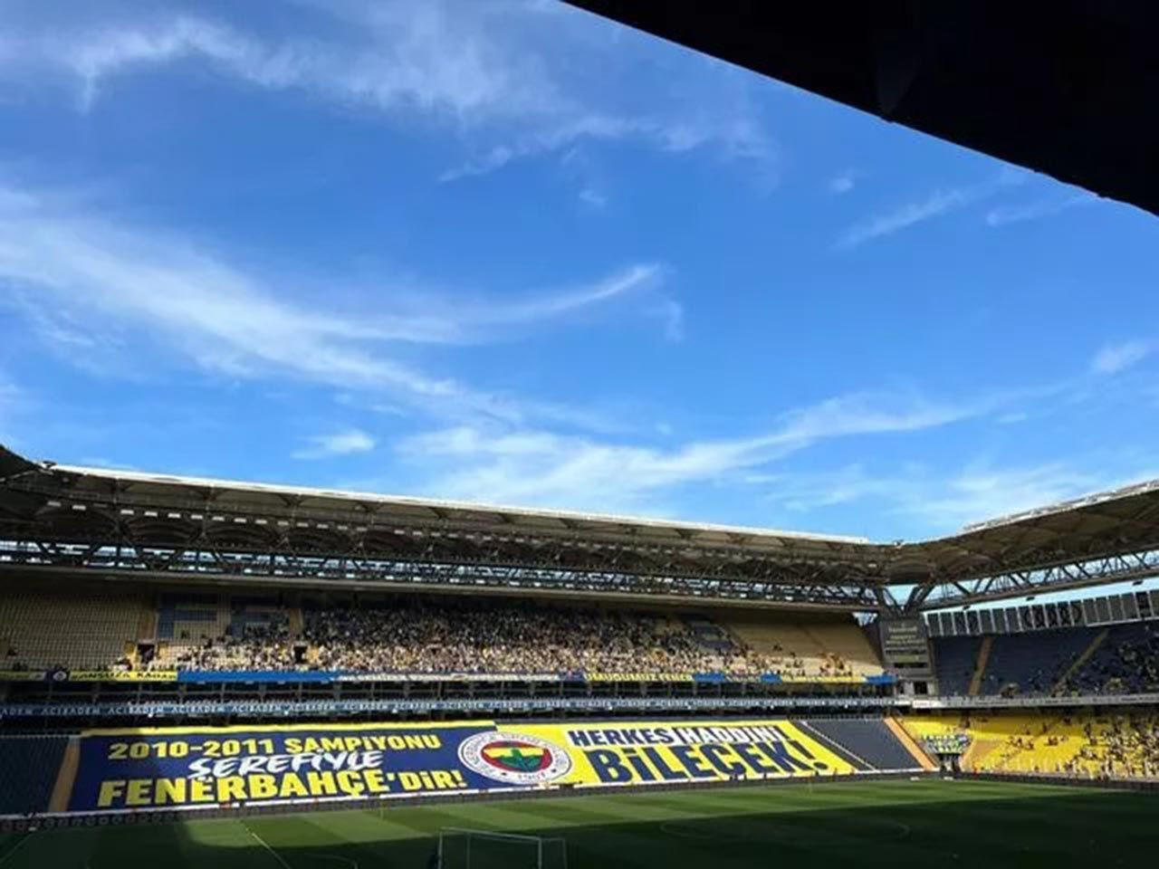 Fenerbahçe - Trabzonspor gerilimi tırmanıyor: Olay pankart ve kupa göndermesi - Resim: 1
