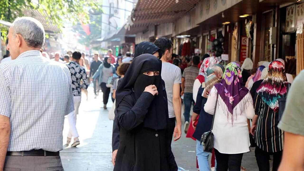 Maaş alıyorlar mı, seçimlerde oy kullanabilecekler mi ? 14 soru, 14 yanıtla Suriyeliler...