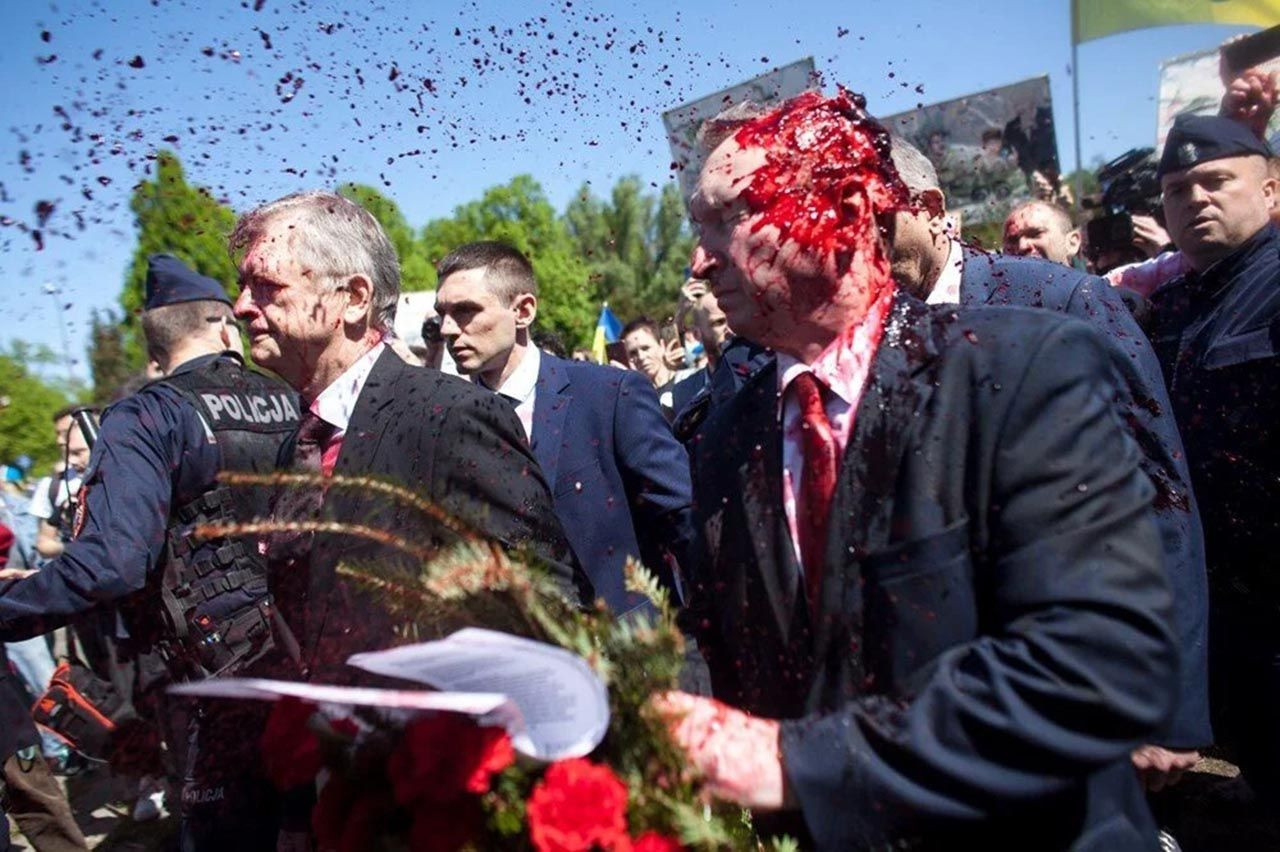 Rus büyükelçiye kırmızı boyalı protesto - Resim: 4