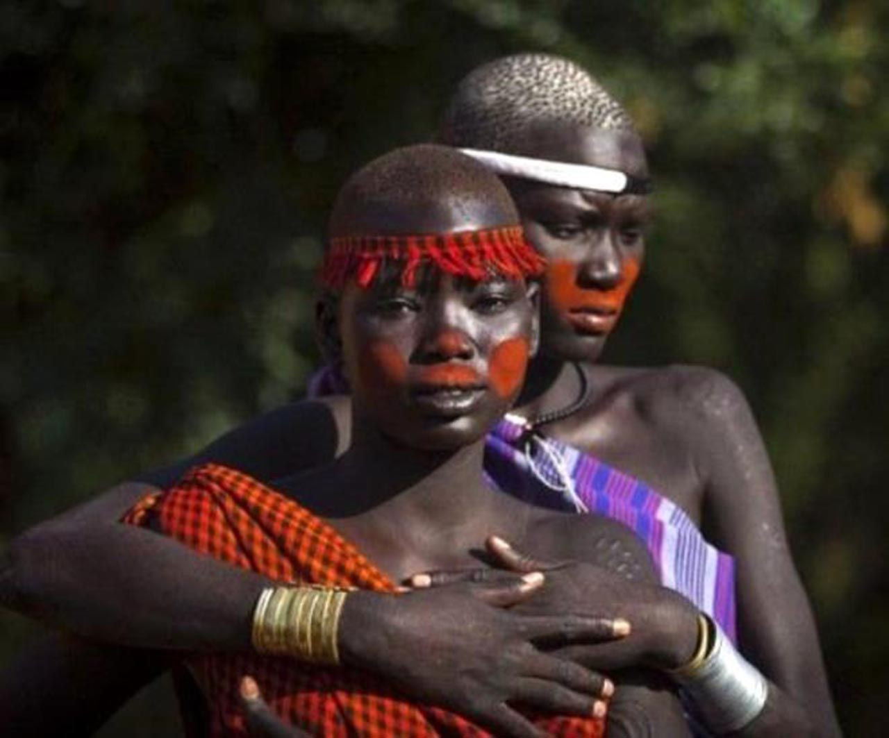 Bu kabilede evlenmek isteyen erkeklerin kan içerek kilo almaya çalışıyor - Resim: 1