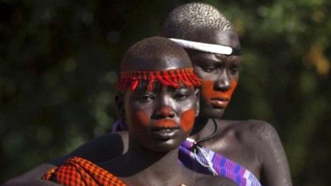 Bu kabilede evlenmek isteyen erkeklerin kan içerek kilo almaya çalışıyor