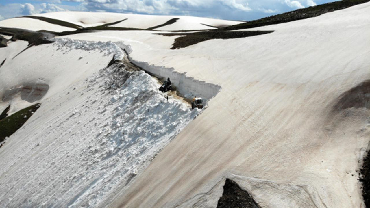 Mayıs ayında 5 metrelik karla mücadele - Resim: 1