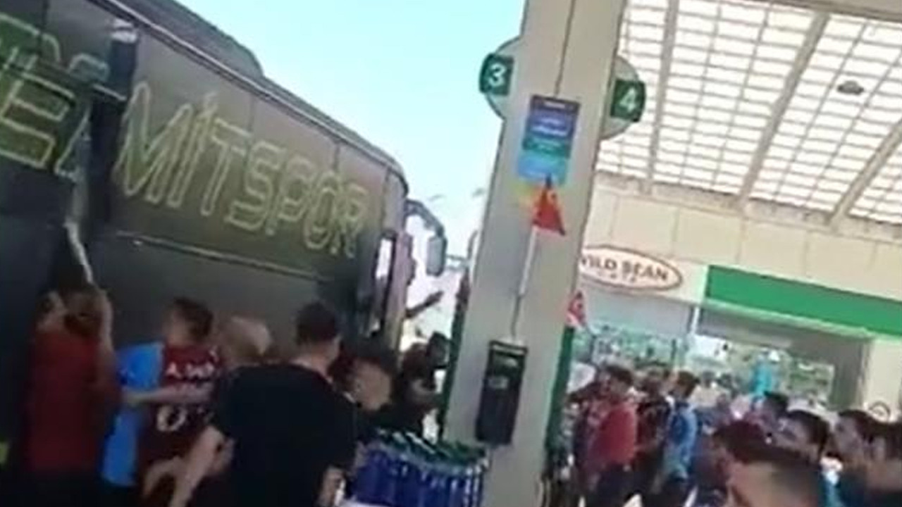 Trabzonspor taraftarından Fenerbahçe otobüsüne bıçaklı, sopalı saldırı