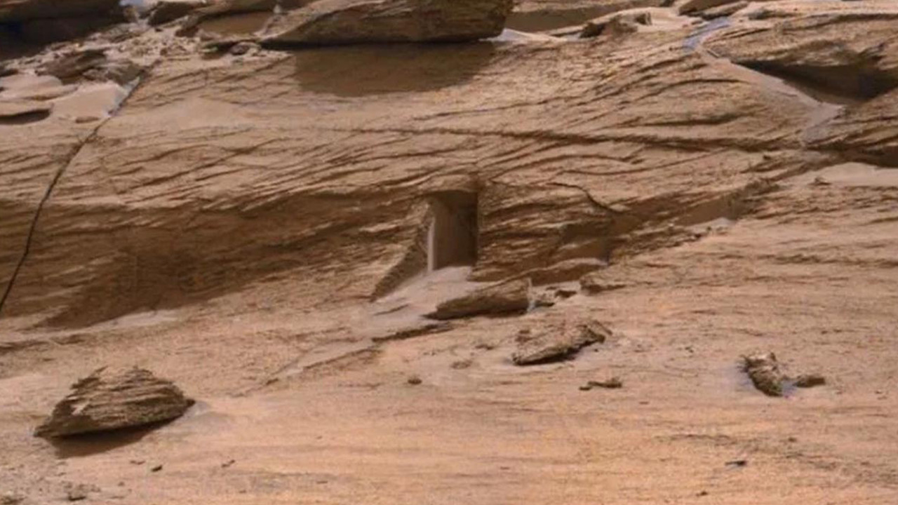 Mars'ta çekilen fotoğraf dünyayı ayağa kaldırdı! ''Kapı'' görüntüsü gerçek mi?