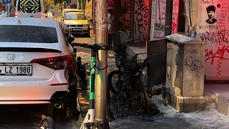 İstanbul'da alevli sabah! 3 araç kundaklandı