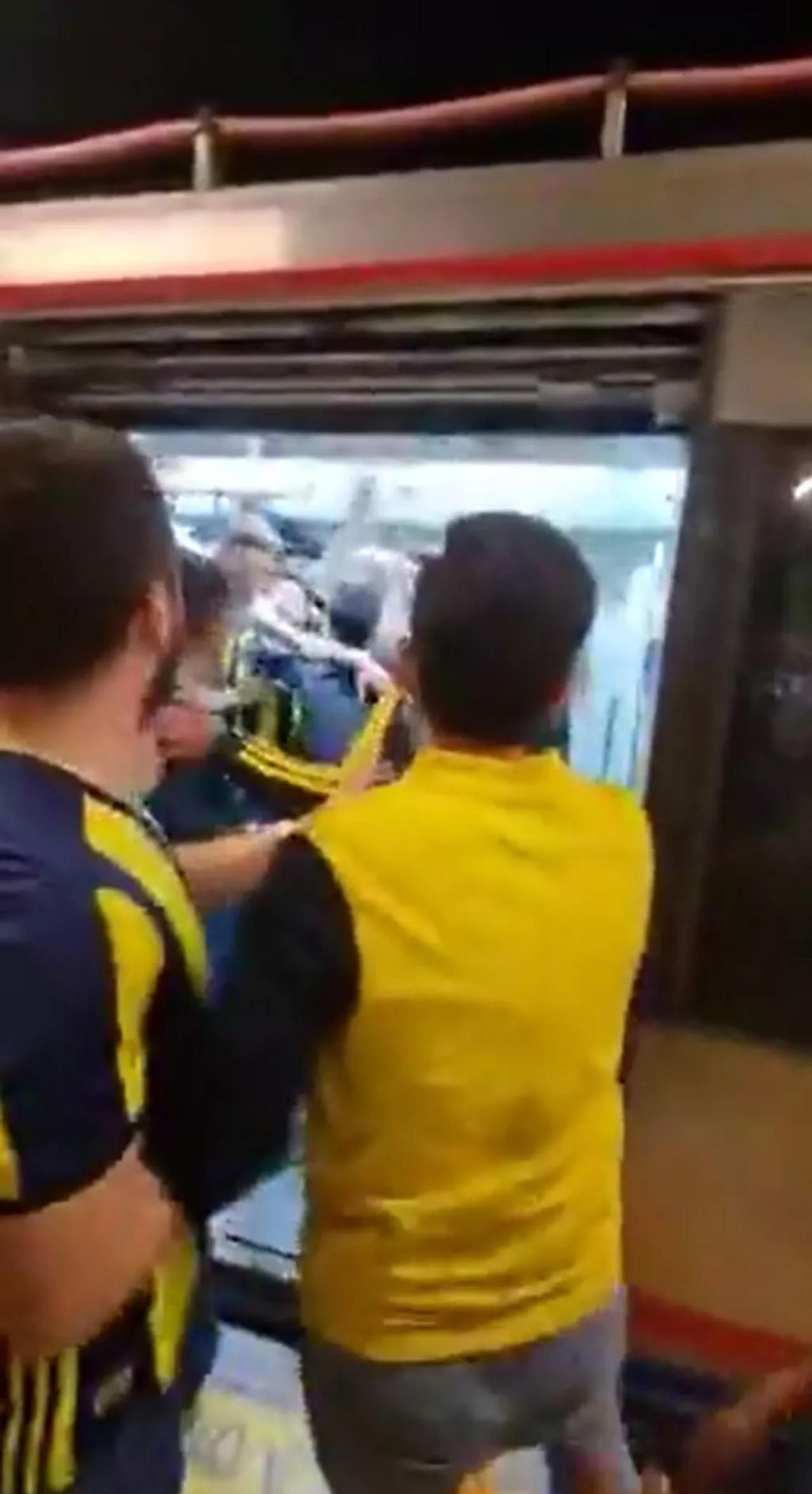 Fenerbahçeliler, Trabzonsporlulara saldırdı, Marmaray savaş alanına döndü - Resim: 4