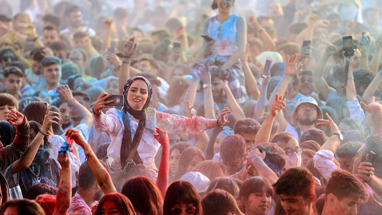 AK Partili belediyeden ''colorfest'' Gençler çılgınlar gibi eğlendi