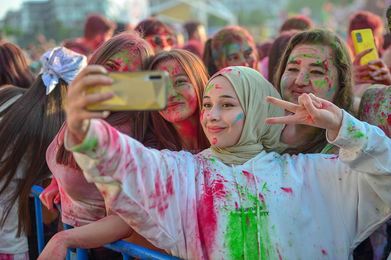 AK Partili belediyeden ''colorfest'' Gençler çılgınlar gibi eğlendi - Resim: 1
