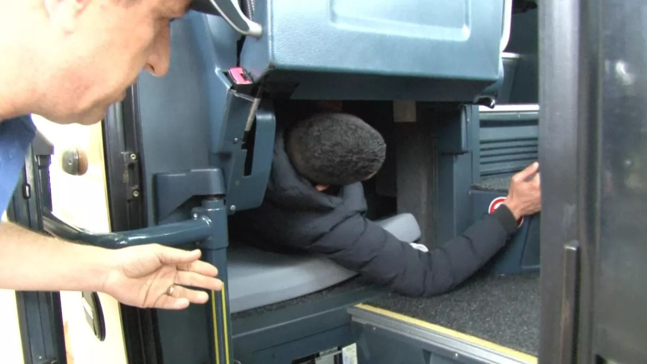 Edirne'de tur otobüsünün yiyecek dolabından 3 kaçak sığınmacı çıktı