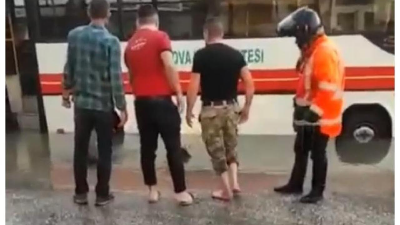 Dev çukur midibüs ve motosikleti yuttu!