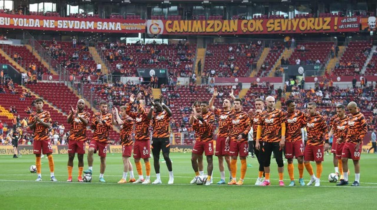 Galatasaray'da 13 futbolcu ile yollar ayrılıyor: Fenerbahçe'den sürpriz hamle - Resim: 2