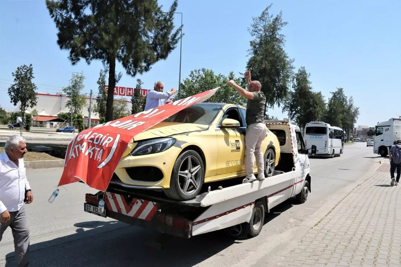 Sıfır km olarak satın aldığı lüks aracı ''ayıplı maldır'' pankartı asıp sokak sokak gezirdi - Resim: 1
