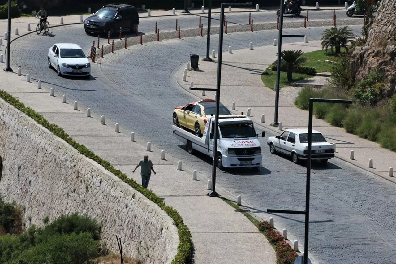 Sıfır km olarak satın aldığı lüks aracı ''ayıplı maldır'' pankartı asıp sokak sokak gezirdi - Resim: 3