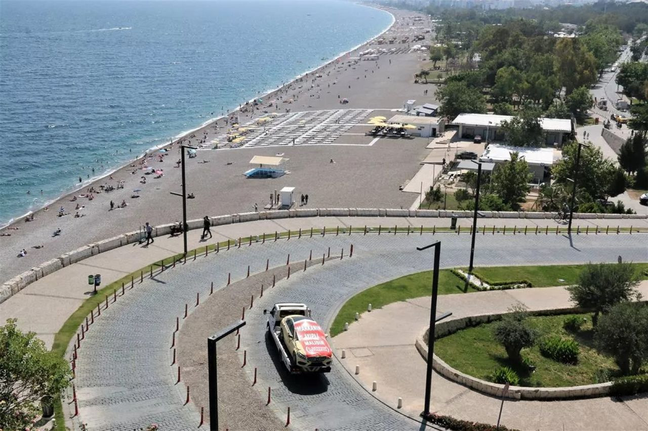 Sıfır km olarak satın aldığı lüks aracı ''ayıplı maldır'' pankartı asıp sokak sokak gezirdi - Resim: 4
