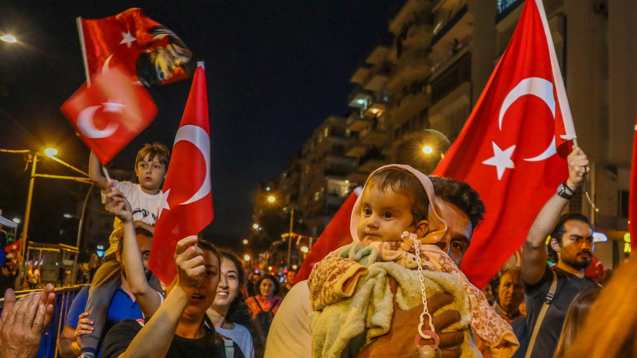 Antalya’da binlerce kişi fener alayında yürüdü