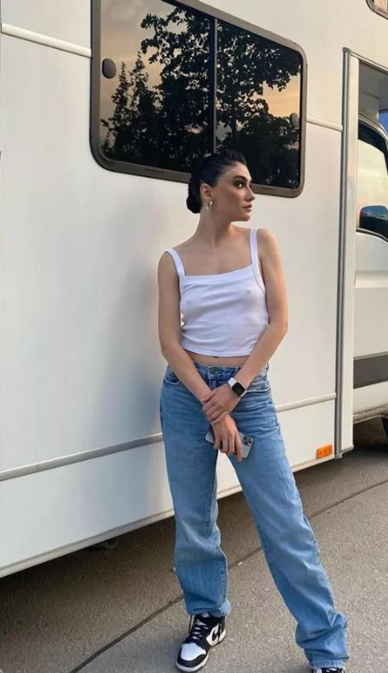 Hazar Ergüçlü kendisinden 19 yaş büyük aşkı Onur Ünlü ile dudak dudağa görüntülendi - Resim: 4
