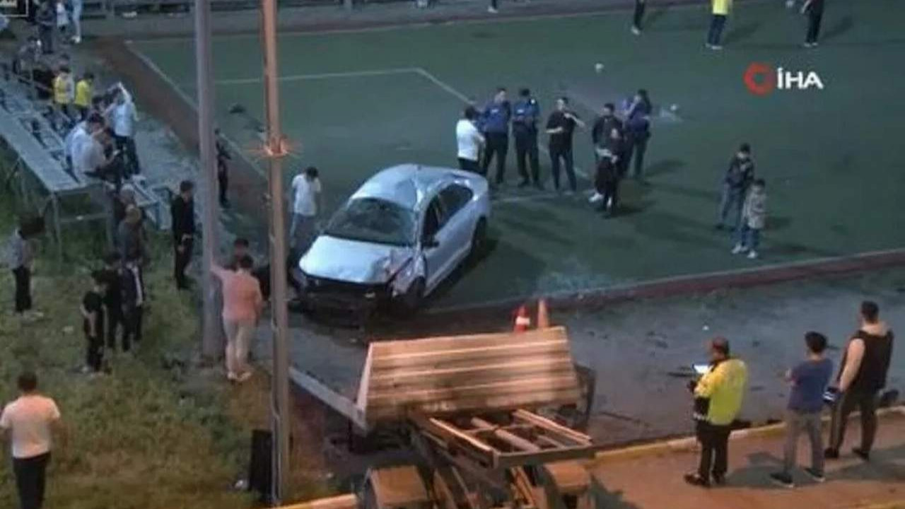 Halı sahada dehşet! Otomobil sahaya uçtu