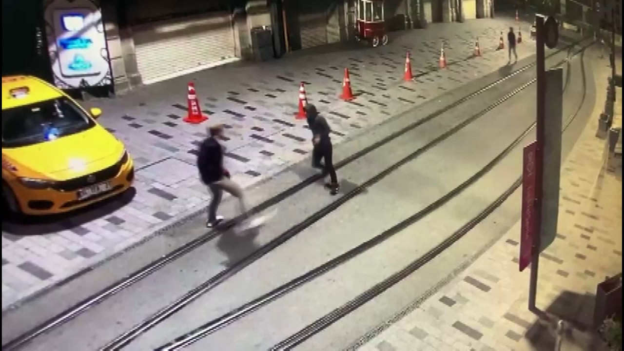 İngiliz turiste İstanbul'da dehşeti yaşattılar! Kanlı saldırı kamerada