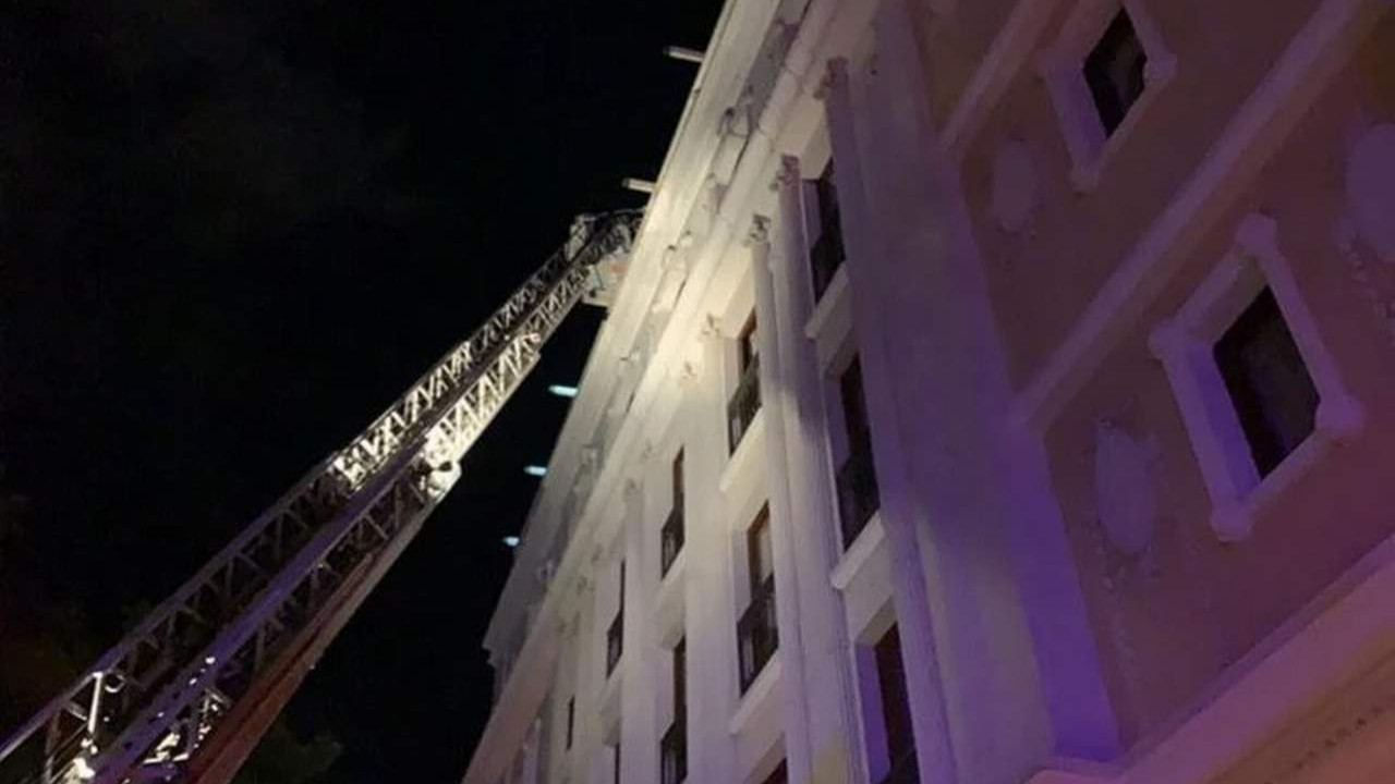 İstanbul'da otelin çatısında yangın