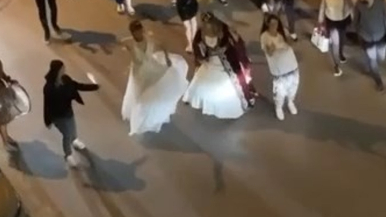 Bursa'da ilginç anlar: Damat, gelinlik giyip sokak sokak gezdi
